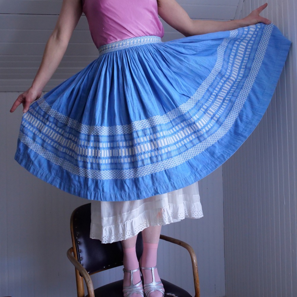 Sweet vintage 50s/60s blue cotton white embroidered Cas-Cer‎ midi circle skirt